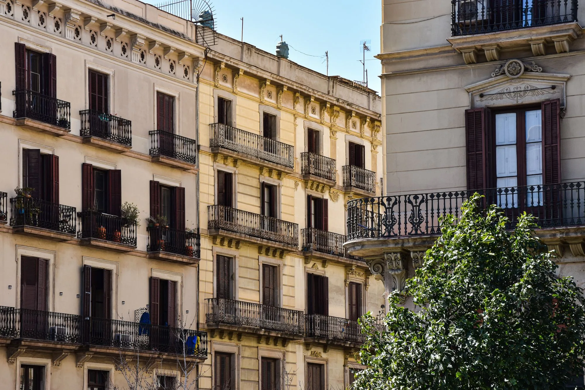 Balcones de un edificio residencial clásico en Barcelona