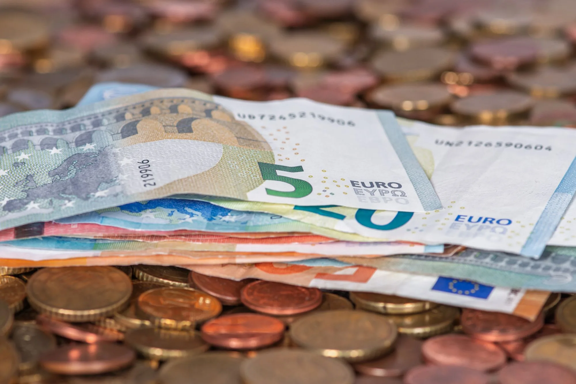 Billetes y monedas de euro sobre una mesa