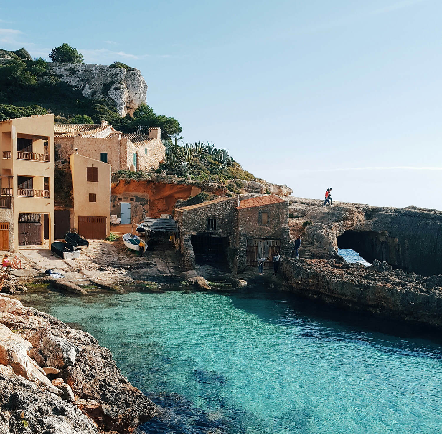 Casas junto a una cala en la costa española